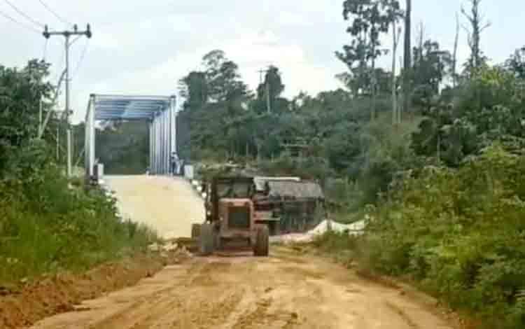 Pemdes Haragandang Lakukan Penanganan Jalan Haragandang menuju Sei Intu