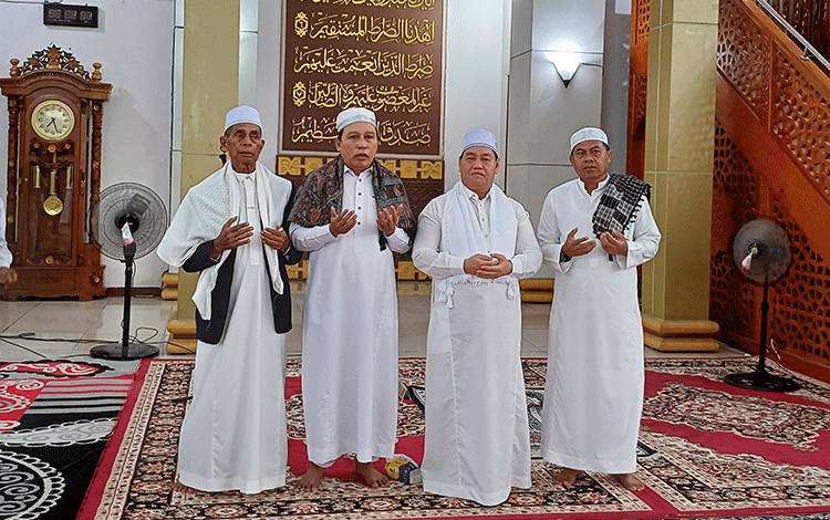 Bupati Kotim Salat Idul Adha 1445 H di Masjid Agung Wahyu Al Hadi