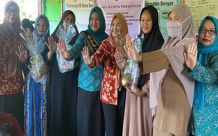 DWP Seruyan Salurkan Bantuan Makanan Tambahan Demi Penanggulangan Stunting