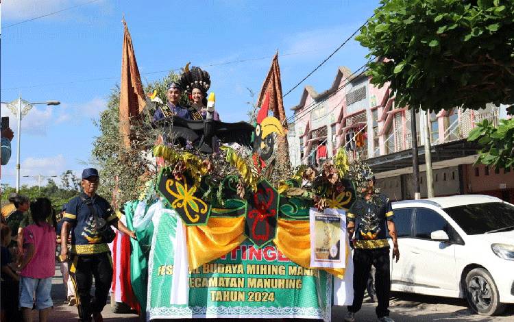 Puluhan Peserta Pawai Pamerkan Beragam Budaya Gunung Mas