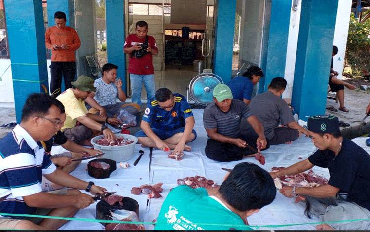 PWI Kalteng Sembelih 3 Hewan Kurban dan Dibagikan Kepada Warga