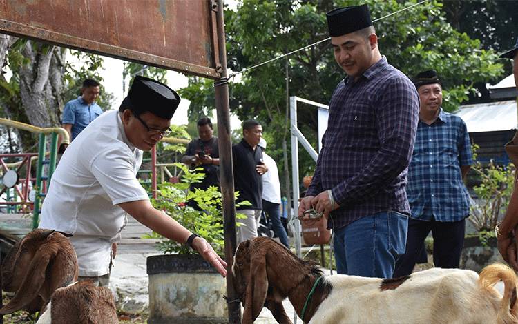 Sambangi Kantor Kelurahan Selat Hilir, Pj Bupati Serahkan Hewan Kurban