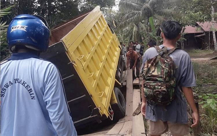 Imbas Truk Ambles di Jembatan Barumbut Terhadap Warga Desa Netampin