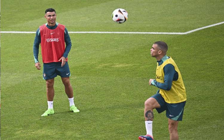 Ronaldo dan Pepe Berpeluang Pecahkan Rekor Pencetak Gol Tertua