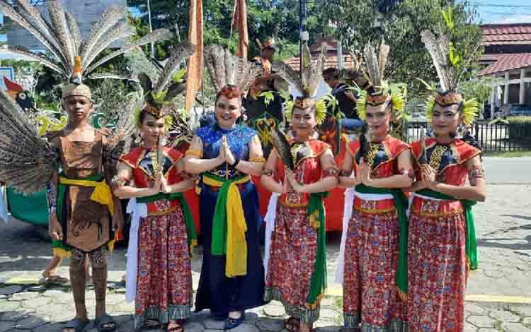 Anggota DPRD Gunung Mas Ini Ikut Pawai Budaya Ajak Masyarakat Jaga Alam Kalimantan?