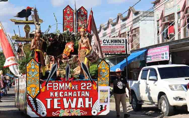 Kontingen Kecamatan Tewah Bawakan Tema Tambun Bungai di Pawai Budaya