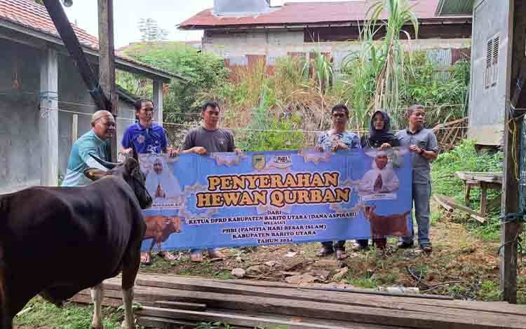 Ketua DPRD Barito Utara Serahkan Tiga Sapi Kurban ke Sekretariat DPRD