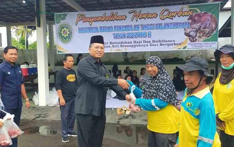 Pengadilan Tinggi Palangka Raya Berbagi Berkah Iduladha