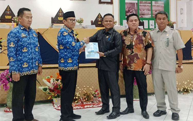 Pj Bupati Bartim Sampaikan Penjelasan Tentang Raperda Pertanggungjawaban APBD 2023