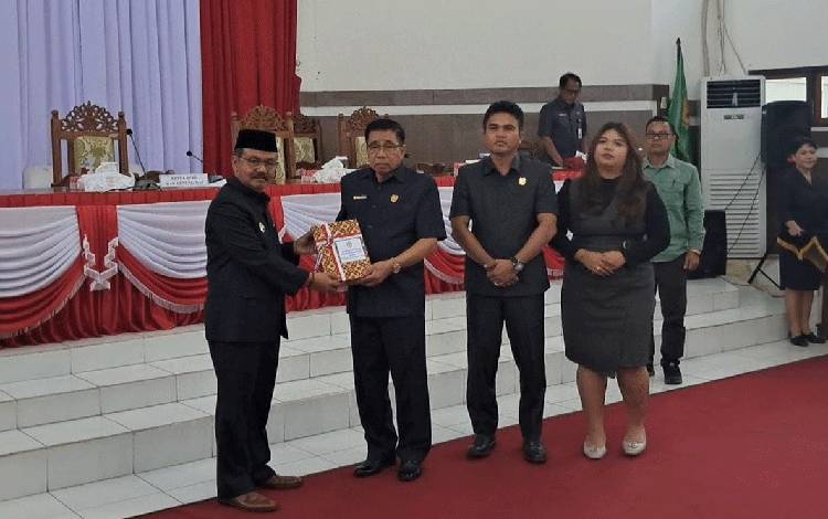 Pj Bupati Gunung Mas Sampaikan Raperda Tentang Pertanggungjawaban Pelaksanaan APBD 2023 kepada DPRD