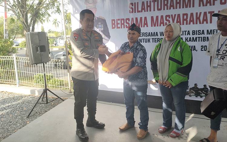 Kapolda Kalteng Bagikan Bingkisan kepada Masyarakat dalam Kegiatan Silaturahmi
