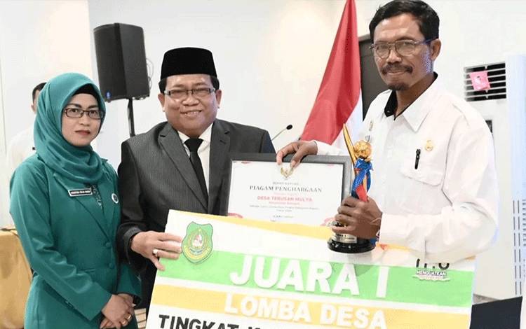 Pj Bupati Kapuas Serahkan Piagam Penghargaan Juara Lomba Desa Tingkat Kabupaten