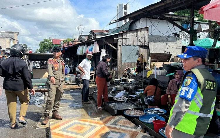 Tim Gabungan Pemko Palangka Raya Tertibkan PKL dan Monitoring Retribusi Parkir di Pasar Besar