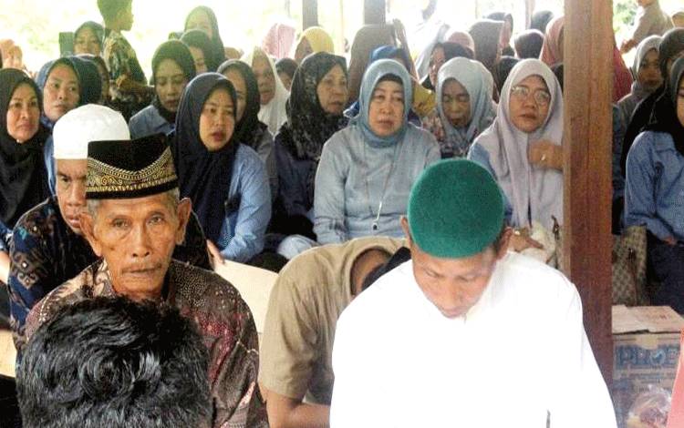 Ketua DPRD Barut Hadiri Peringatan Haulan Datu Mangkomot Desa Benangin I