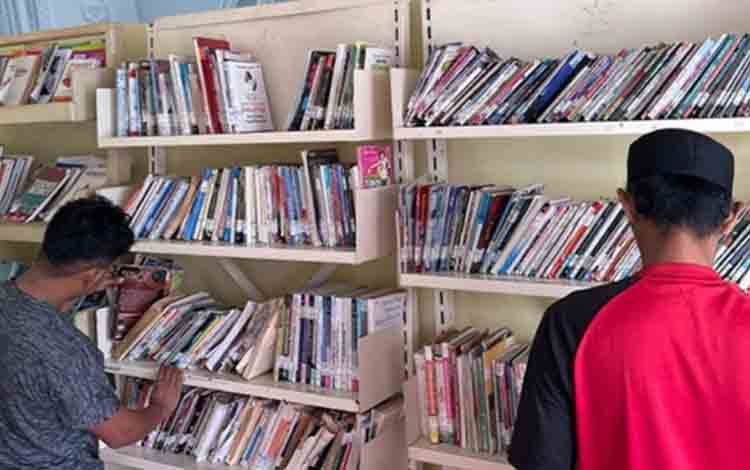 WBP Rutan Kapuas Isi Waktu Luang Dengan Membaca di Perpustakaan