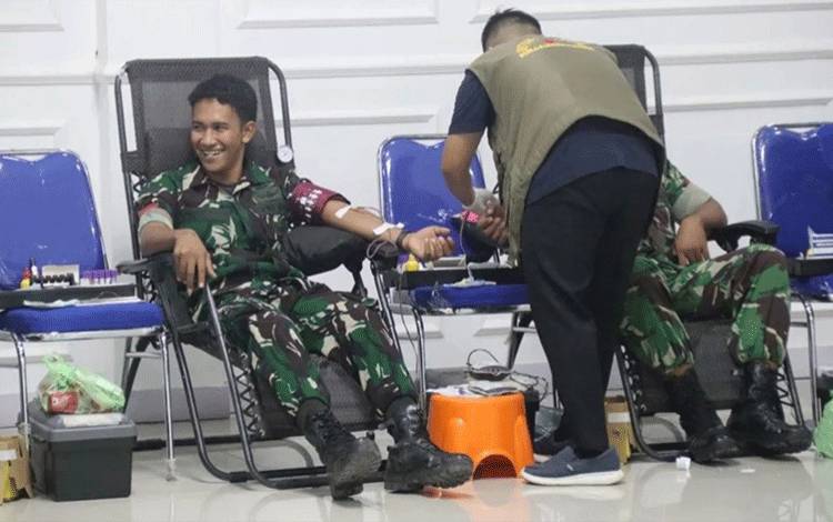 Personel Kodim 1011 Kuala Kapuas Ikuti Donor Darah HUT Bhayangkara di Polres?