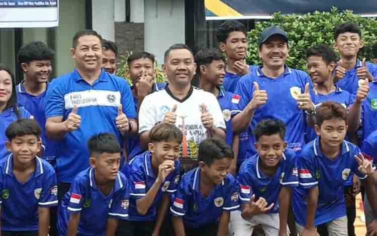 Kadisdik Kapuas Dukung Tim FC Suppel Berlaga di Ajang Kejurnas Sepak Bola