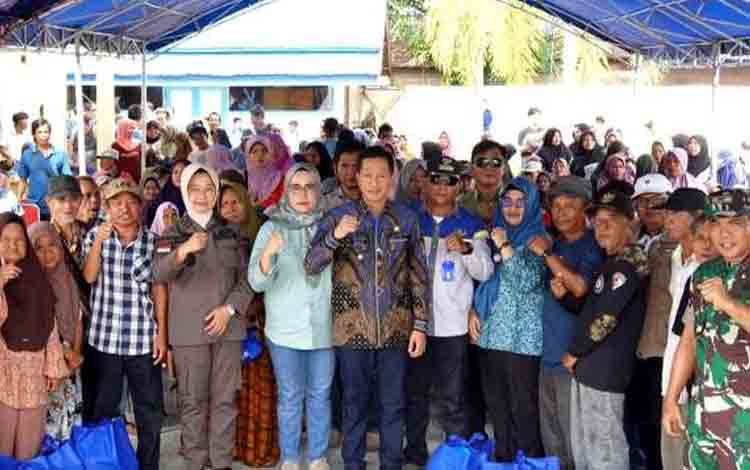 Pj Bupati Barito Utara Tinjau Pasar Murah di Kecamatan Montallat