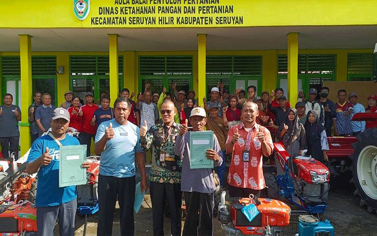 Tingkatkan Produktivitas Pertanian, Pj Sekda Seruyan Serahkan Alsintan