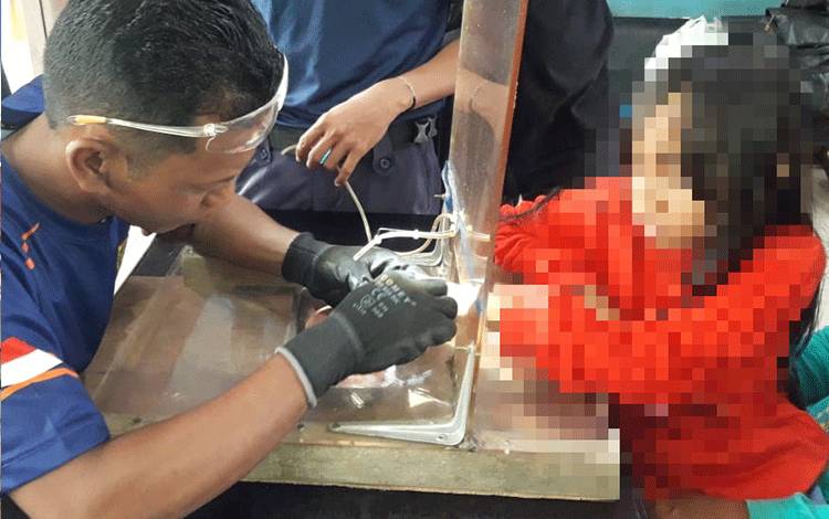 Team Rescue Diskarmat Palangka Raya Membantu Lepas Cincin Tersangkut di Jari Anak
