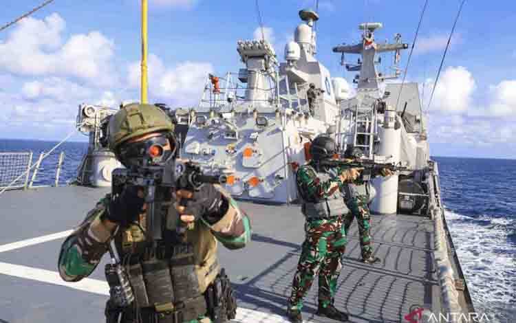 KRI FKO dan KRI Sampari Siaga Tempur saat Berlayar Lewati Laut Sulu