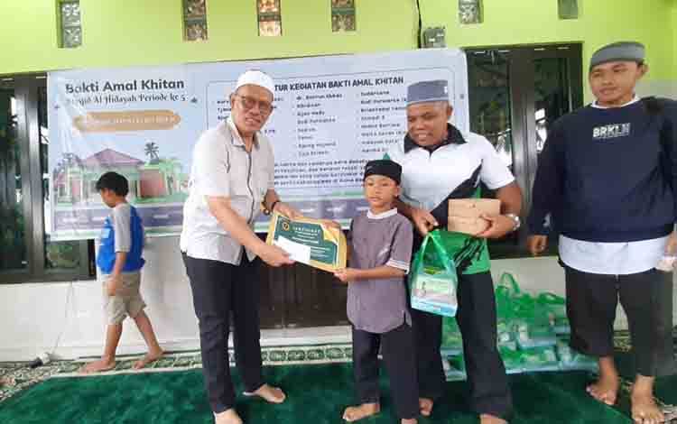 Pj Sekda Seruyan Buka Bakti Amal Khitan Masjid Al Hidayah