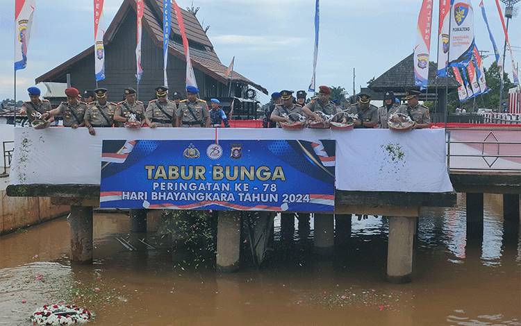 Polda Kalteng Gelar Tabur Bunga untuk Peringati Hari Bhayangkara ke-78