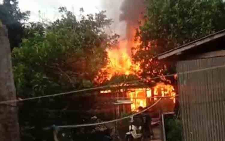 Kebakaran di Desa Tarung Manuah Kapuas Hanguskan Dua Rumah Warga