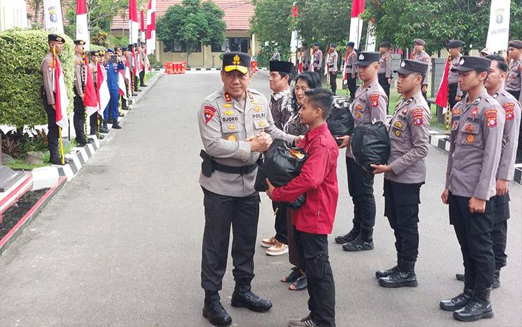 Polda Kalteng Salurkan 8.060 Paket Sembako Kepada Masyarakat di Hari Bhayangkara ke-78