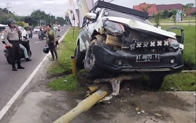 Toyota Hilux Menabrak Warning Light di Palangka Raya, Kondisinya Bikin Miris