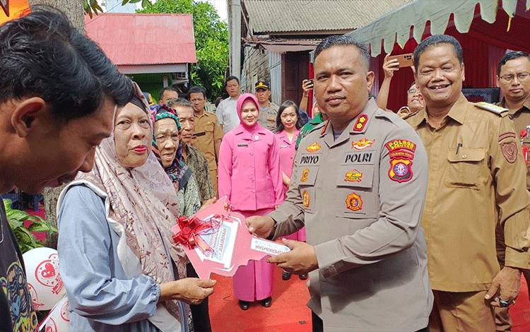 Kapolres dan Pj Bupati Seruyan Serahkan Bantuan Rumah Terdampak Bencana