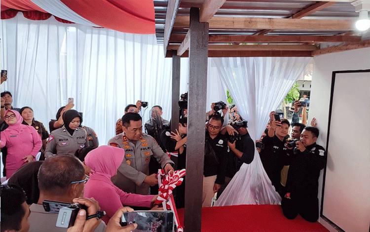 Peringati Hari Bhayangkara ke-78, Polda Kalteng Bedah Rumah Warga