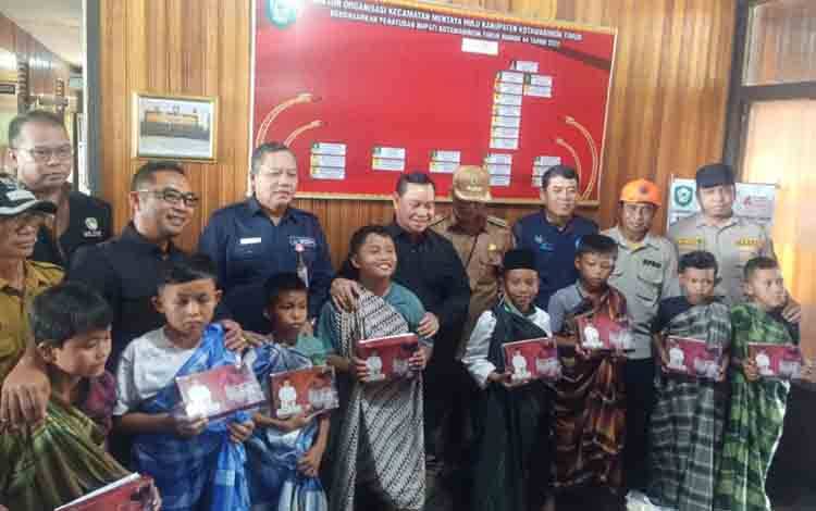 Anak-anak Antusias Ikuti Sunat Massal Bersama Bupati Kotim di Kecamatan Mentaya Hulu