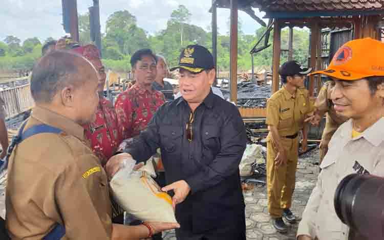 Bupati Kotim Salurkan Bantuan Bapok dan Uang Tunai untuk Korban Kebakaran di Kuala Kuayan