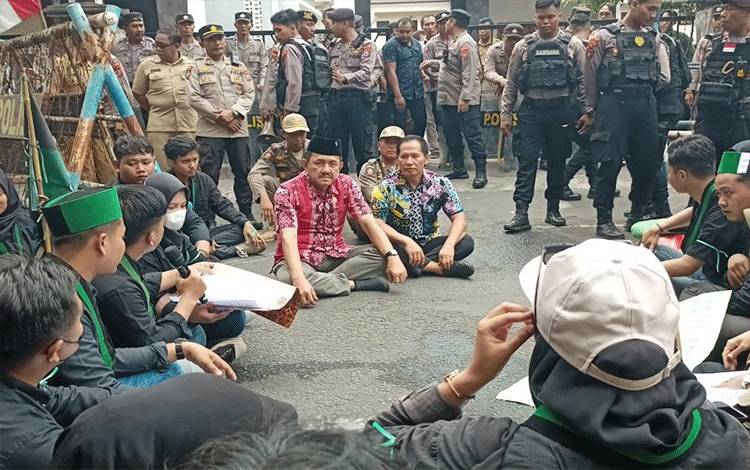 Sejumlah Legislator Temui Massa Aksi Tolak Tapera