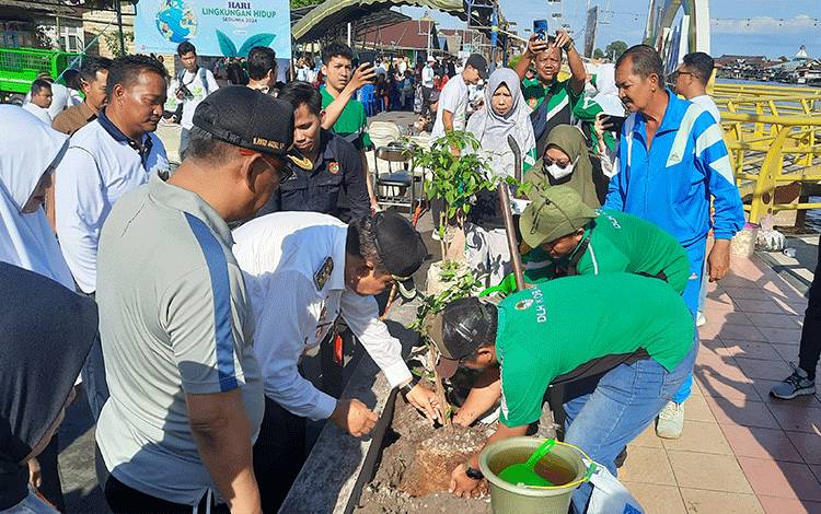 Hadiri Peringatan Hari Lingkungan Hidup Sedunia, Pj Bupati Kobar Ajak Masyarakat Jaga Lingkungan