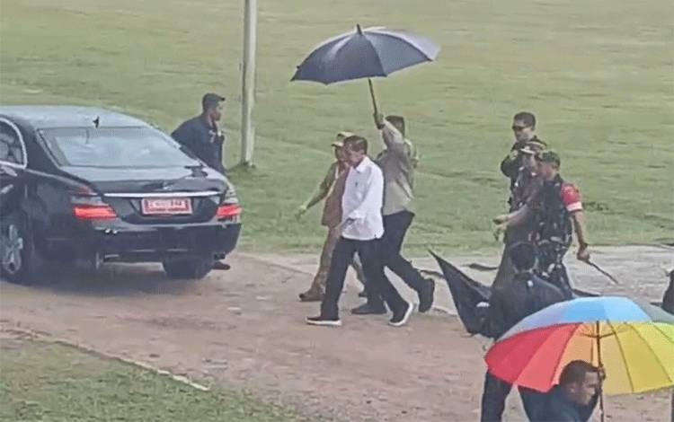 Hujan Sambut Kedatangan Presiden Jokowi di Kasongan