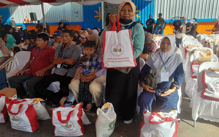 Jokowi Bagikan Bantuan Pangan Saat Berkunjung ke Bulog Palangka Raya