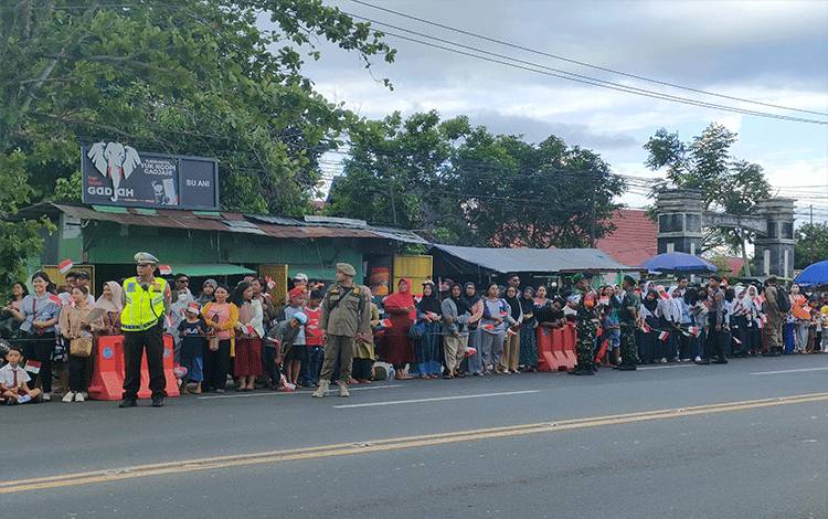 Warga Manyar Raya Antusias Sambut Jokowi saat Berkunjung ke Palangka Raya