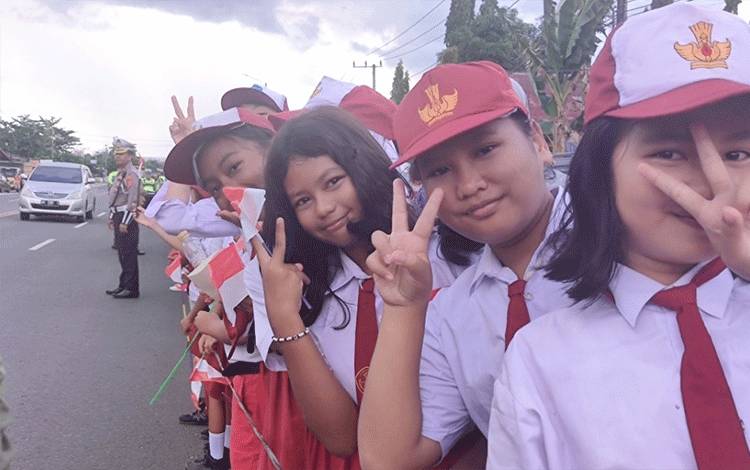 Siswa SD Palangka Raya Antusias Tunggu Jokowi, Harap Dibelikan Sepeda Listrik