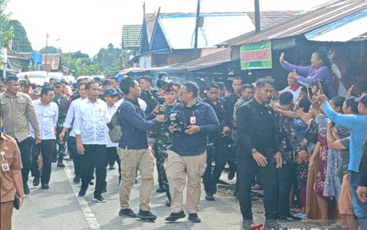 Jokowi Ajak 3 Menteri ini Blusukan ke Pasar Pata Katingan