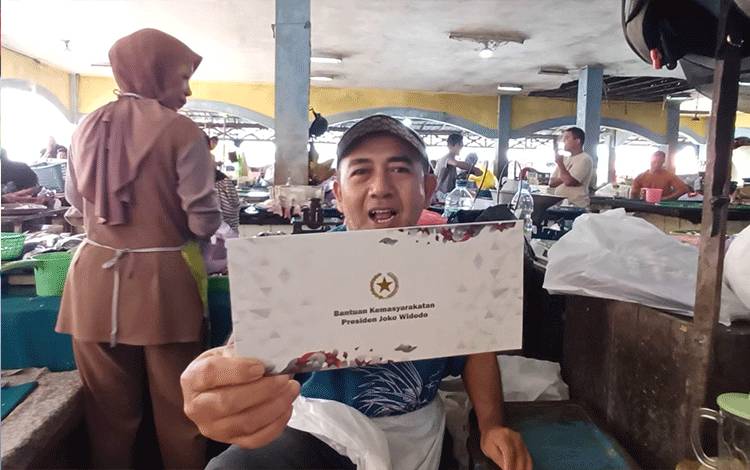 Ini Cerita Ruslan, Pedagang Daging Ayam di Sampit yang Terima Bantuan dari Jokowi