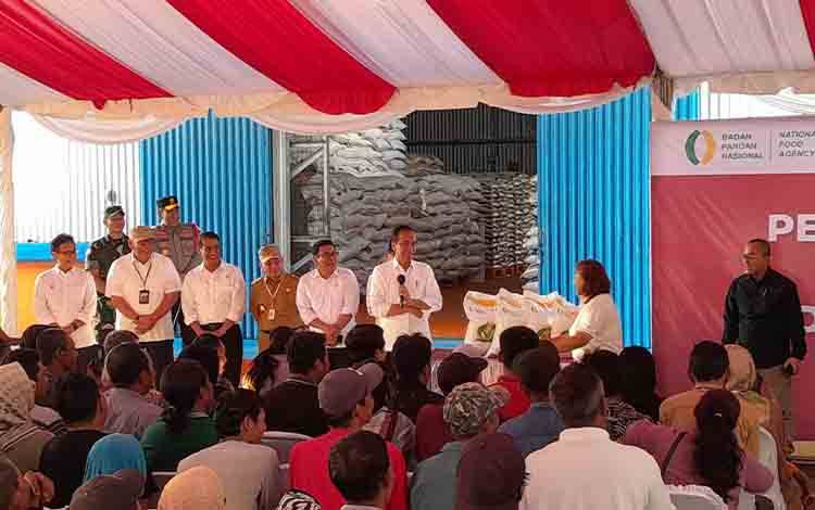 Ratusan Warga Palangka Raya Terima Bantuan dari Presiden Jokowi