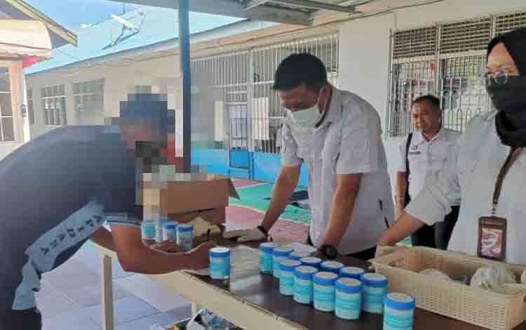Pegawai dan WBP Rutan Palangka Raya Jalani Tes Urine