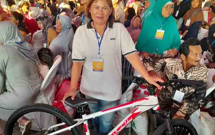 Warga Palangka Raya Dapat Sepeda dari Presiden Jokowi