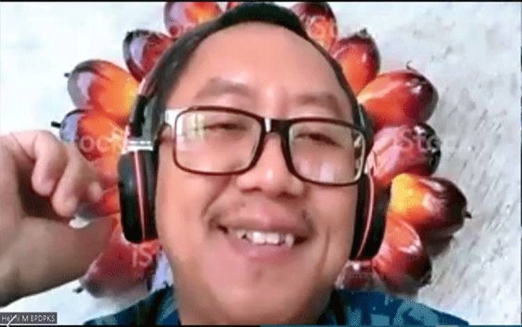 Kepala Divisi UKMK pada Badan Pengelola Dana Perkebunan Kelapa Sawit atau BPDPKS, Helmi Muhansyah secara daring mengisi acara FGD Peluang Eksport Produk UKMK Sawit Indonesia untuk Dunia.(FOTO: Rilis BPDPKS)