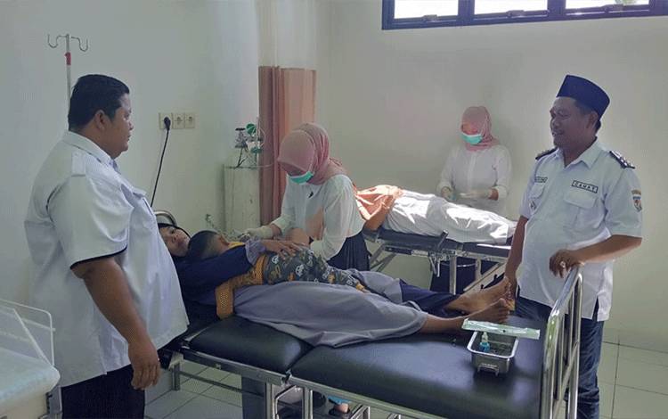 Camat Kapuas Kuala Kunjungi Pelayanan MKJP Implan di Puskesmas Lupak