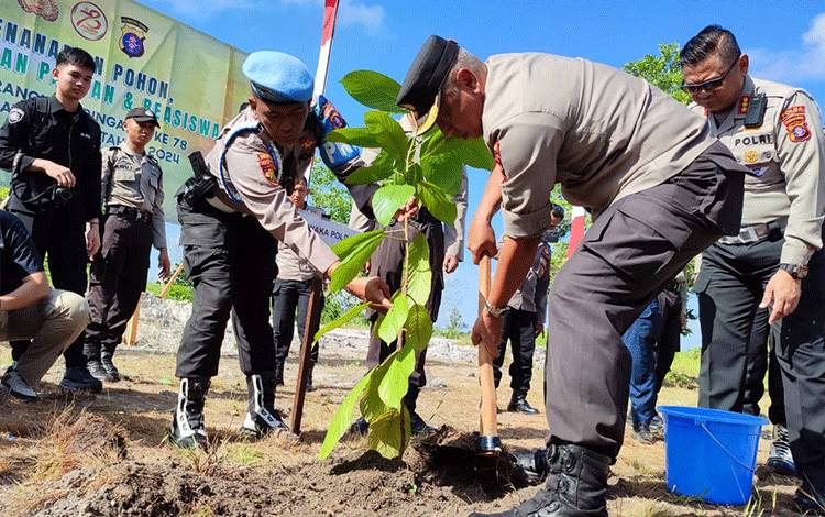 Polda Kalteng Gelar Aksi Penanaman Pohon dalam Rangka Hari Bhayangkara ke-78