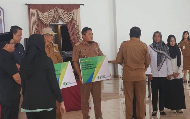 Camat Kapuas Kuala Dukung Program Perlindungan Pekerja Rentan