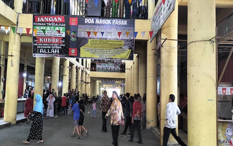 Warga di Plaza Beringin Buntok Antusias Tunggu Kedatangan Jokowi